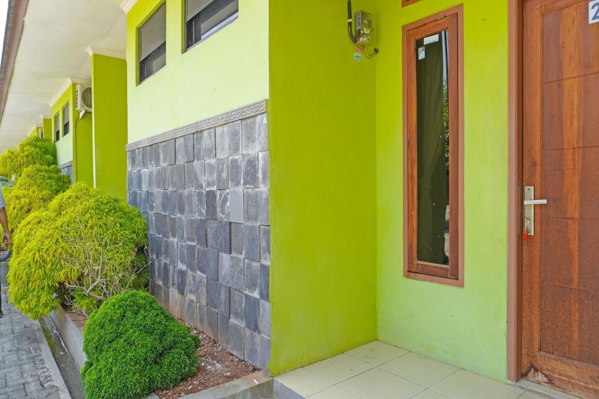 Oyo 91762 Green Home Stay Syariah Пурвакарта Екстериор снимка