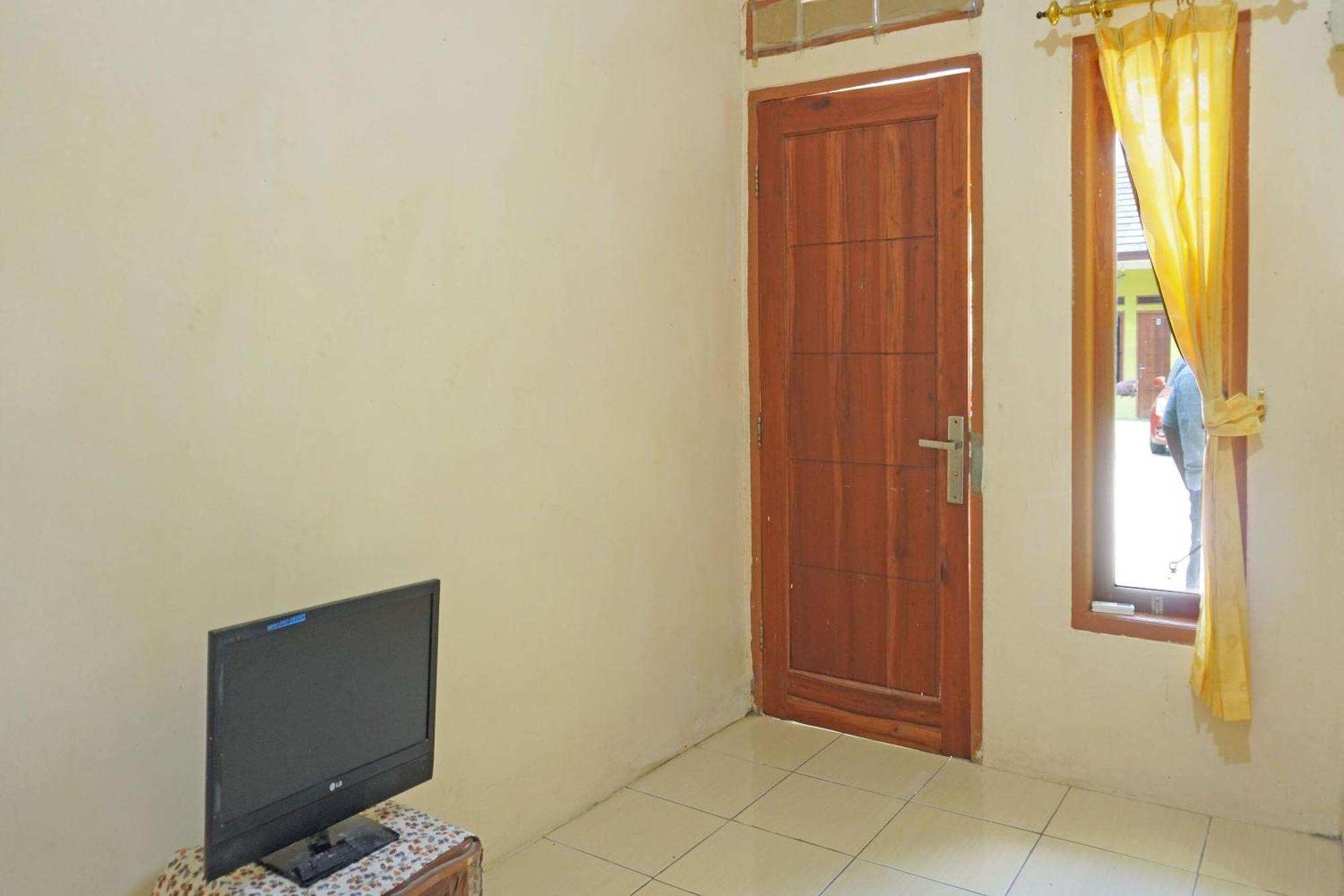 Oyo 91762 Green Home Stay Syariah Пурвакарта Екстериор снимка